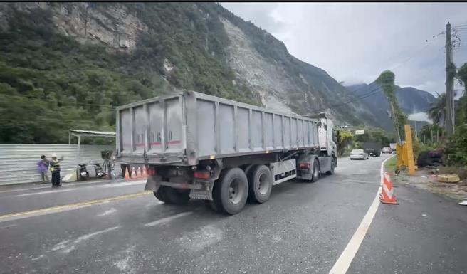 今下午3時蘇花先開通，在崇德管制站等候車輛開放通行。（新城警分局提供）