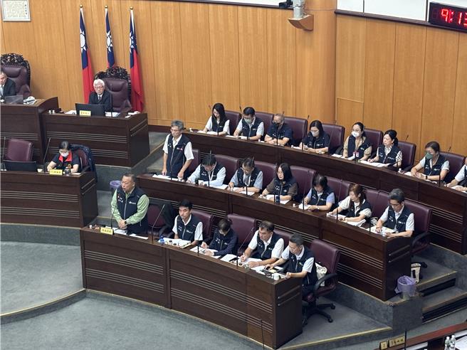 民进党桃园市议员吕林小凤1日于桃园市议会指出，桃园八德区的里民活动中心有电费异常飙高的情形。（姜霏摄）