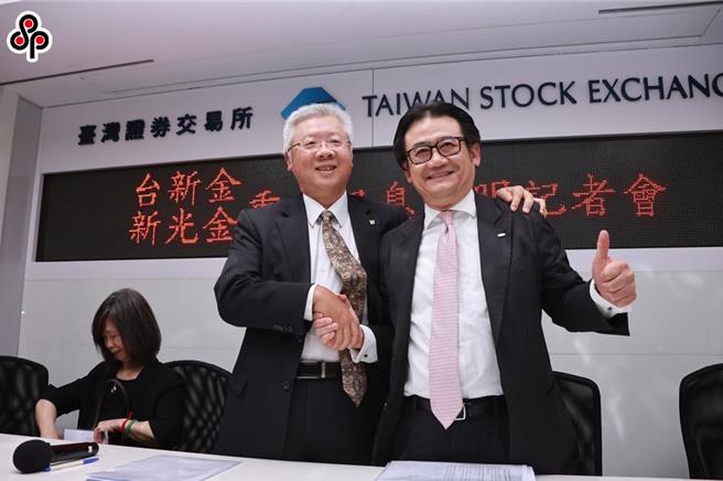 台新金总经理林维俊（左起）、新光金总经理陈恩光日前召开台新金、新光金重大讯息记者会，共同发表声明，双方通过调整换股架构及价格，并重申推动「新新併」的决心。（报系资料照）