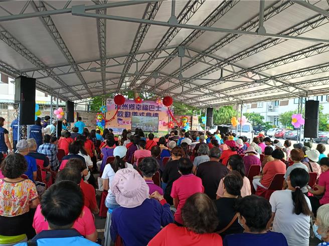 溪州乡「幸福巴士」即将上路，吸引许多乡民到场了解。（叶静美摄）