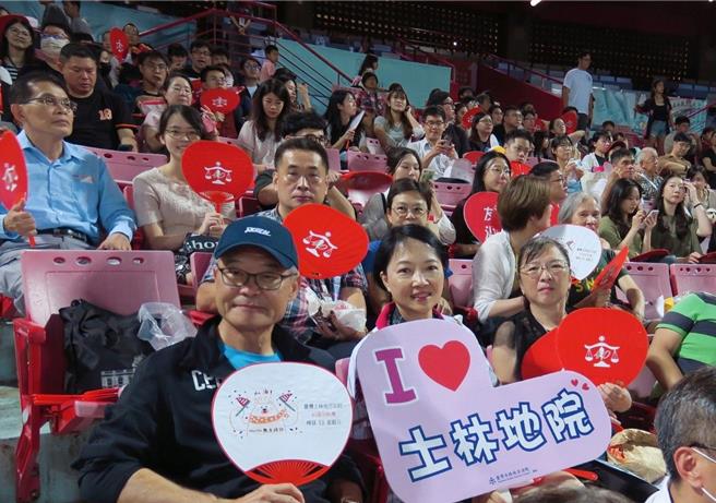 士林地院举办「棒球家庭日」，现场330人热闹参与。（士林地院提供）