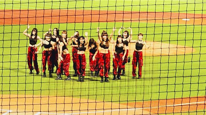 9月27日狮龙大战，啦啦队李多慧带动现场气氛。（士林地院提供）