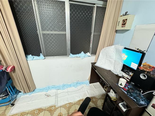 大社区住户将房内铺满尿布、看护垫预备吸水。（民眾龙龙提供）