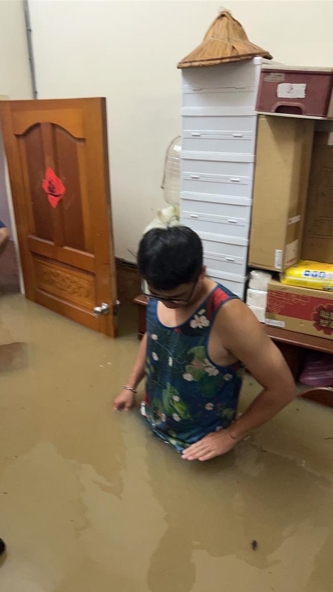 凯米颱风重创高雄，当时大社区一处民宅水淹及腰。（民眾龙龙提供）