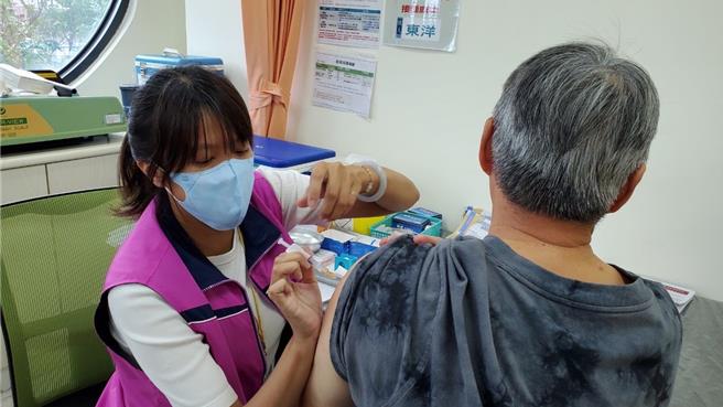 基隆市卫生局自即日起开放民眾施打流感及新冠疫苗，第一阶段以65岁以上长者及学龄前儿童为主。（基隆市政府提供／张志康基隆传真）