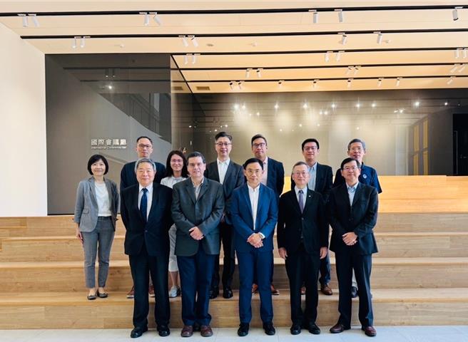 政大校长李蔡彦(前排右二)与AMD副总裁王启尚(前排右三)及相关人会面。（政大提供）