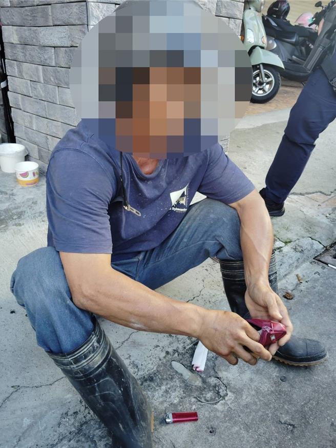 陳姓毒蟲兄弟在街頭遇到曾抓過他們的警察，被發現倆人都把安非他命藏在右腳褲管內。（民眾提供／馮惠宜台中傳真）