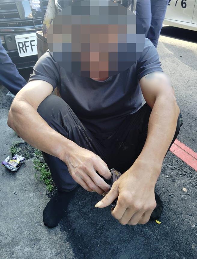 陳姓毒蟲兄弟在街頭遇到曾抓過他們的警察，被發現倆人都把安非他命藏在右腳褲管內。（民眾提供／馮惠宜台中傳真）