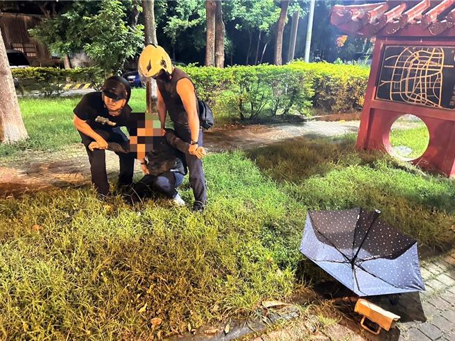 警方当场逮捕诈骗集团41岁何姓车手。（民眾提供／宝智华台南报导）