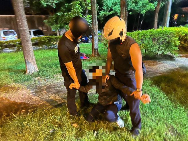 警方当场逮捕诈骗集团41岁何姓车手。（民眾提供／宝智华台南报导）