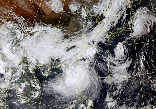 山陀兒颱風目前在台灣外海緩慢移動。（翻攝自氣象署）