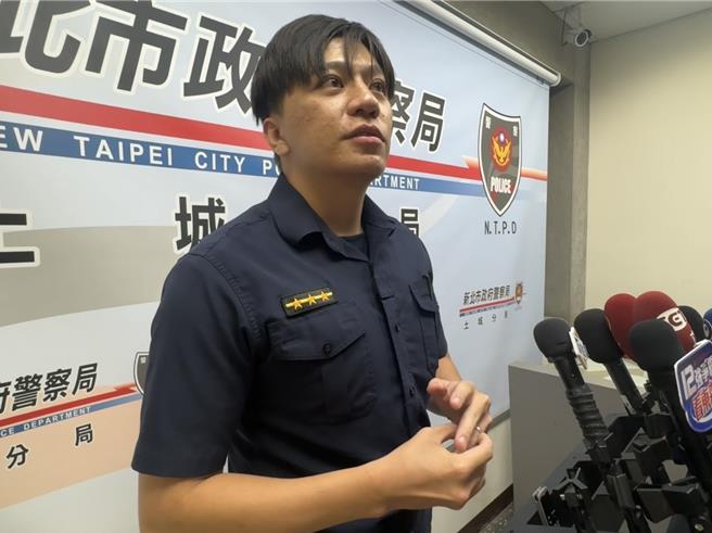 新北市土城警分局清水派出所所長劉宗鑫昨（30）日晚間11時許被30歲陳姓女駕駛拒檢後拖行撞施工護欄殉職，109年特考班畢業、從警3年左右的清水派出所警員張正穎說，他與劉宗鑫所長相處一年多，所長個性蠻開朗的，透露所內現在狀態上比較低迷。（柯毓庭攝）