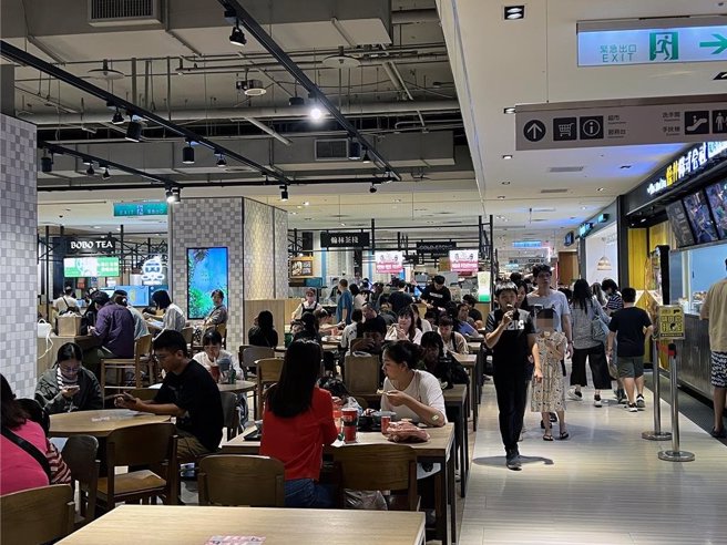 台南市1日停班停课，百货公司美食街涌现用餐人潮。（洪荣志摄）