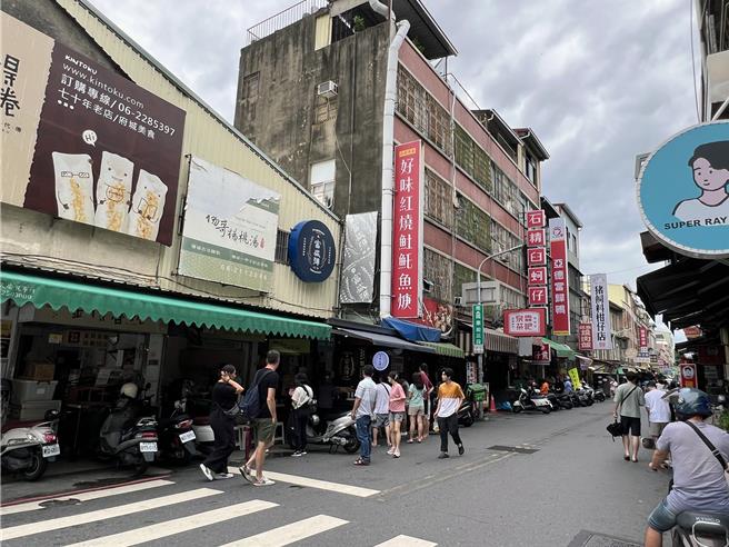 台南市1日停班停课，国华商圈人潮较平日冷清。（洪荣志摄）