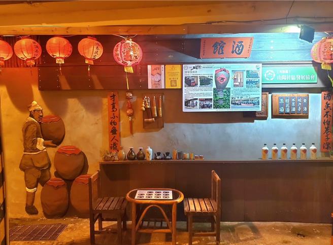 台中市大肚區早期有碼頭，衍伸「飯店仔」與「酒酤」等地方特色文化，山陽社區發展協會以此特色為題，打造「發發發酒香」地景空間，重現昔日榮景，夜間呈現別有風味。（山陽社區發展協會提供／潘虹恩台中傳真）