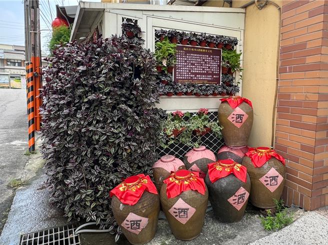 台中市大肚區早期有碼頭，衍伸「飯店仔」與「酒酤」等地方特色文化，山陽社區發展協會以此特色為題，蒐集酒甕、酒瓶等打造「發發發酒香」地景空間，重現昔日榮景。（潘虹恩攝）