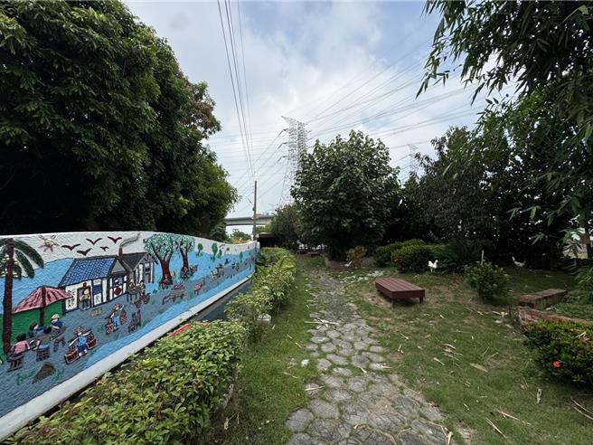 台中市大肚區山陽社區不僅將沙田路三段888巷打造「發發發酒香」酒酤地景，也將889巷內1處閒置空地打造成居民休憩的小空間，在圍牆上繪出早期運貨情景。（潘虹恩攝）