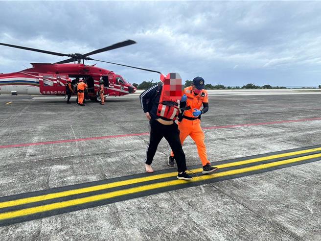 巴貝多籍「BLUE LAGOON」貨輪今在蘭嶼外海船艙進水，19名船員全數獲救。（海巡署東部分署提供／蔡旻妤台東傳真）