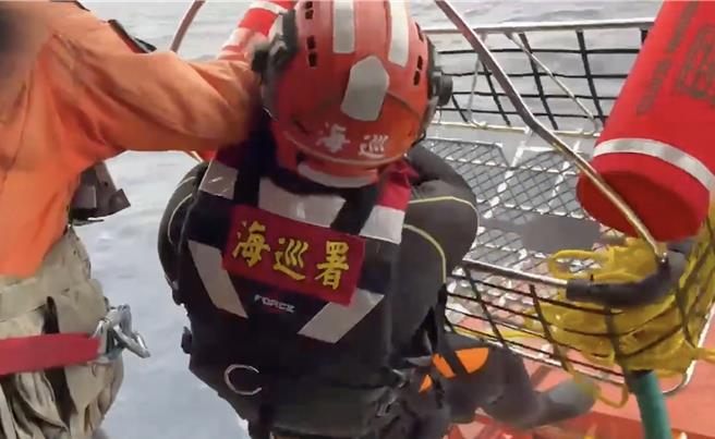 巴貝多籍「BLUE LAGOON」貨輪今在蘭嶼外海船艙進水，19名船員全數獲救。（海巡署東部分署提供／蔡旻妤台東傳真）