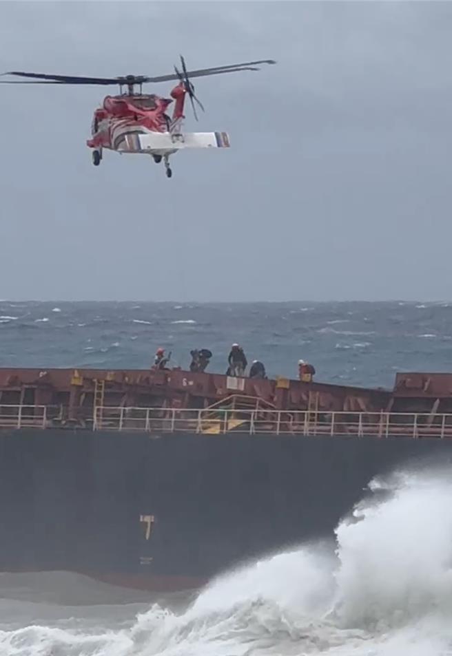 巴貝多籍「BLUE LAGOON」貨輪今在蘭嶼外海船艙進水，19名船員全數獲救。（海巡署東部分署提供／蔡旻妤台東傳真）
