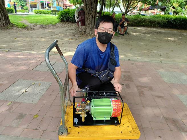 农民获员林市公所补助购买小型动力喷雾机，今（1）日开心带着农机「回娘家」。（叶静美摄）