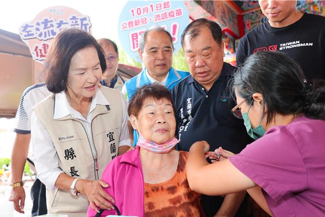 宜兰县长林姿妙（左）今至宜兰市慈安寺关心长者疫苗接种状况。（宜兰县政府提供／吴佩蓉宜兰传真）