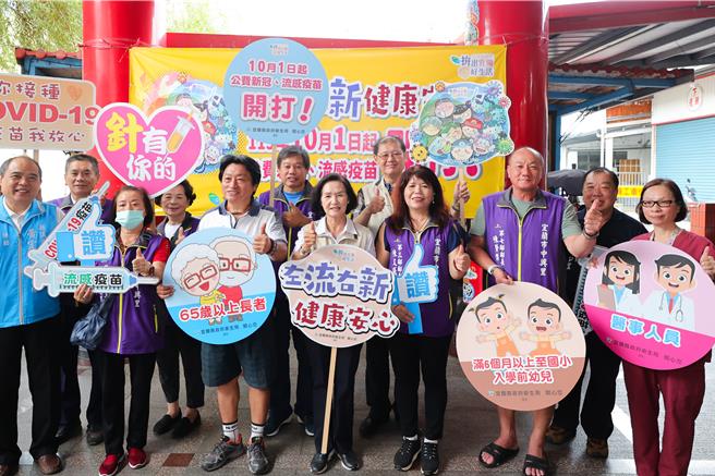 宜兰县长林姿妙（中）今至宜兰市慈安寺关心长者疫苗接种状况。（宜兰县政府提供／吴佩蓉宜兰传真）