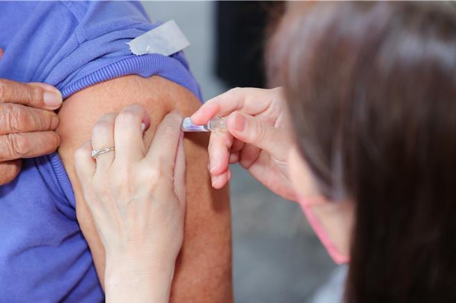 今年公费流感疫苗及新冠JN.1疫苗今（1日）起同时开打，宜兰县卫生局在各乡镇市已安排214场次社区接种服务。（宜兰县政府提供／吴佩蓉宜兰传真）