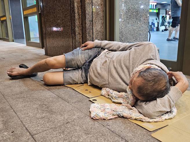 62岁街友阿国(化名)工作摔断手又罹胃癌。（记者游定刚拍摄）