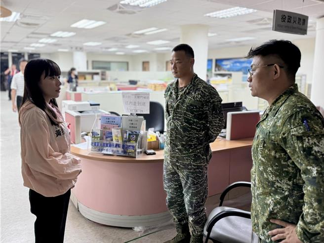 綠委黃捷緊守崗位，昨晚先去各處關心防颱準備工作。（摘自黃捷臉書）