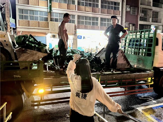 綠委黃捷緊守崗位，昨晚先去各處關心防颱準備工作。（摘自黃捷臉書）