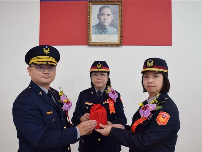 新埔分局长1日交接，由局长宣介慈（中）担任监交人，副分局长刘亦升（左）代表卸任分局长交接印信予新埔分局长张舒喻。（新竹县警局提供／邱立雅竹县传真）