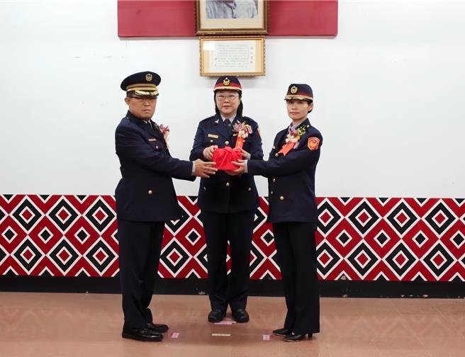 横山分局长1日交接，由局长宣介慈（中）担任监交人，副分局长邱子龙（左）代表卸任分局长交接印信予横山分局长陈孟君。（新竹县警局提供／邱立雅竹县传真）