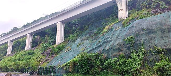 公路總局南分局公告，台9線香蘭段至大武段自1日晚間8時起實施預警性封閉，避免落石災害危及用路安全。（蕭嘉蕙攝）