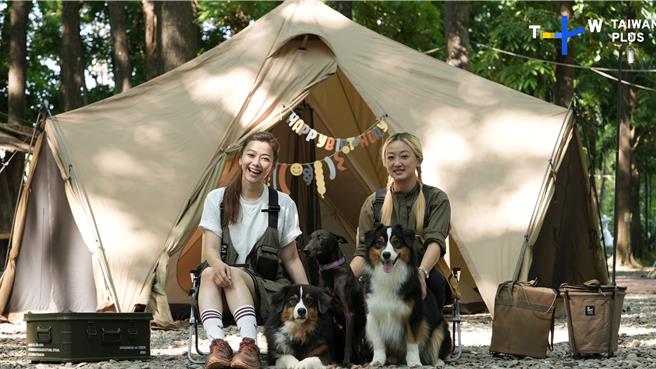 邵庭（左）相當有愛心，常常救助流浪動物。（TaiwanPlus提供）
