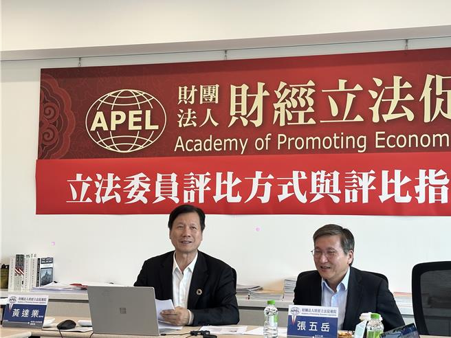 財經立法促進院董事長黃達業（左）與淡大兩岸研究所主任張五岳（右）。（周毓翔攝）