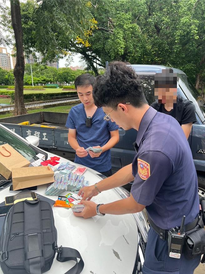 警方查扣上百万和多张提款卡。（翻摄照片／洪靖宜高雄传真）