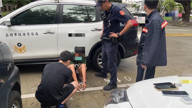 警方先逮王姓车手，于周遭发现丁姓嫌犯。（翻摄照片／洪靖宜高雄传真）