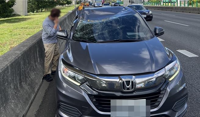 國道標誌牌掉落砸過路小客車，駕駛幸運未受傷怒批高公局。（國道警方提供／呂筱蟬桃園傳真）