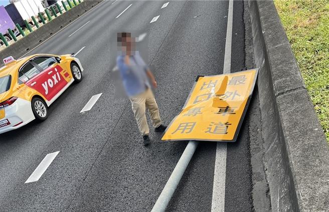國道標誌牌掉落砸過路小客車，駕駛幸運未受傷怒批高公局。（國道警方提供／呂筱蟬桃園傳真）