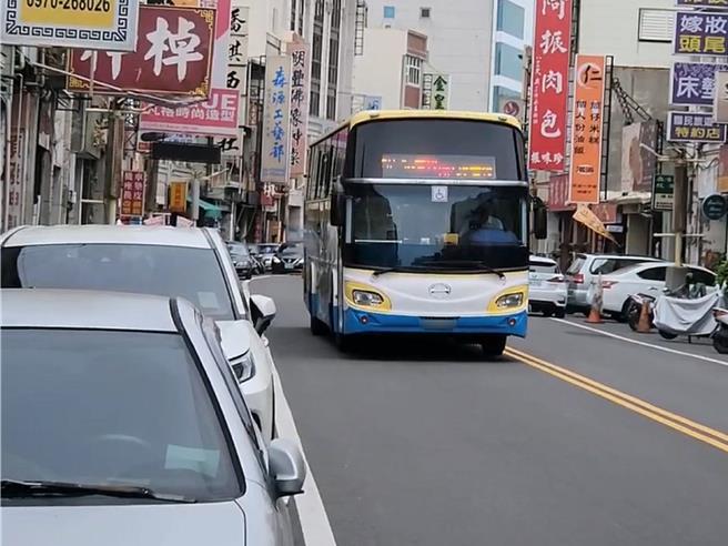 彰化客运驾驶日前驾驶公车行经鹿港镇中山路时，广播要求违停车辆移车。（孙英哲摄）