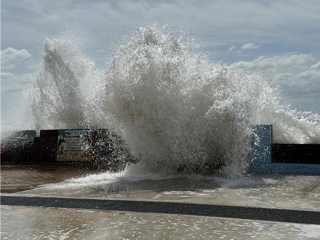 强颱「山陀儿」现阶段路径预判暴风圈有可能影响金门地区，县府审慎因应可能带来灾害，今日下午5点三级开设风灾灾害应变中心。(于家麒摄)