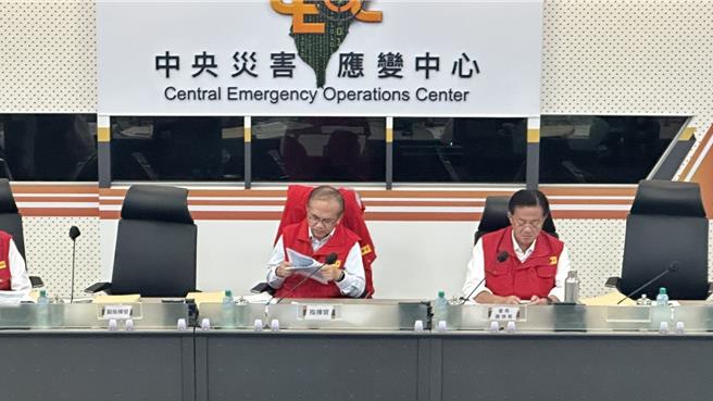 因應強颱山陀兒來襲，中央災害應變中心持續進行工作會報，掌握全台各地情況並給予協助。（賀培晏攝）