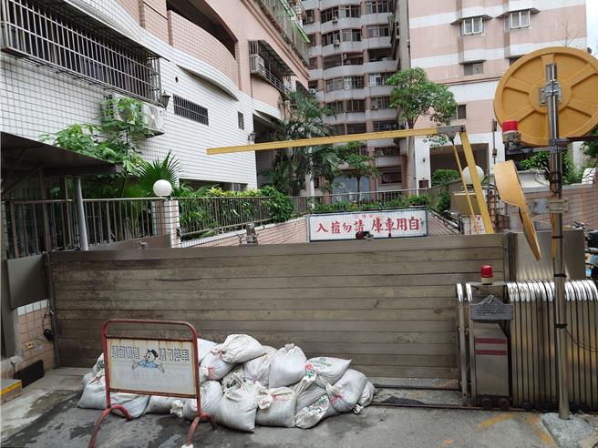 日安地球大楼已备好防水闸门、抽水车，防止淹水事件重演。（任义宇摄）