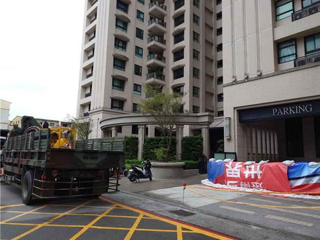 棋琴12重奏大楼防水闸门尚未安装，这次堆满沙包、帆布应战，国军也备妥抽水车应战。（任义宇摄）