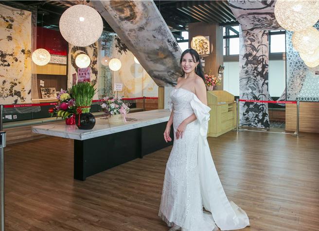 水墨畫家鄭晴臻創作的《雲墨夢繪：藝術星空之旅》水墨巡迴展1日在桃園國際機場盛大開幕，展期至2025年3月2日。此次展覽旨在向國內外機場旅客展示台灣藝術家的創作成就，並提升桃園國際機場的文化氛圍。（陳麒全攝）