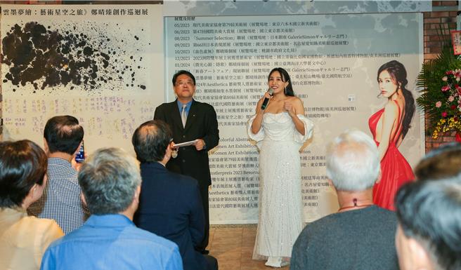 墨畫家鄭晴臻（前右）創作的《雲墨夢繪：藝術星空之旅》水墨巡迴展1日在桃園國際機場盛大開幕，展期至2025年3月2日。此次展覽旨在向國內外機場旅客展示台灣藝術家的創作成就，並提升桃園國際機場的文化氛圍。（陳麒全攝）