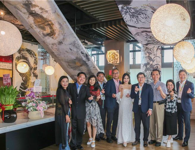 水墨畫家鄭晴臻（右五）創作的《雲墨夢繪：藝術星空之旅》水墨巡迴展1日在桃園國際機場盛大開幕，展期至2025年3月2日。此次展覽旨在向國內外機場旅客展示台灣藝術家的創作成就，並提升桃園國際機場的文化氛圍。（陳麒全攝）