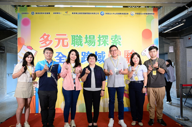 青年署陳雪玉署長及青年事務專責單位代表大合照。(照片/教育部提供)