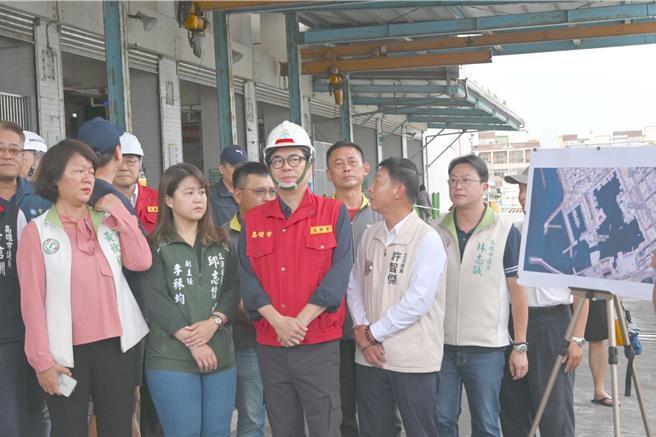 高雄市长陈其迈（前左三）1日到梓官渔港视察，要求渔民尽快撤离渔船。（林瑞益摄）
